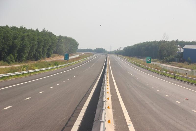 Cận cảnh cao tốc kết nối TPHCM với Đồng Nai sẽ thông xe trước Tết Nguyên đán